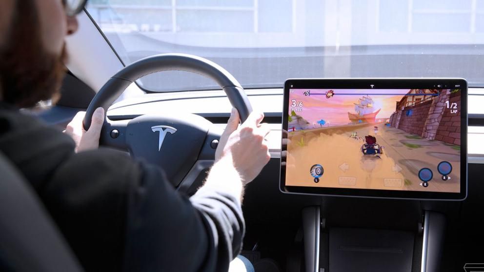 Elon Musk se plantea integrar videojuegos con realidad aumentada en sus vehículos para permitir a los usuarios jugar mientras conducen