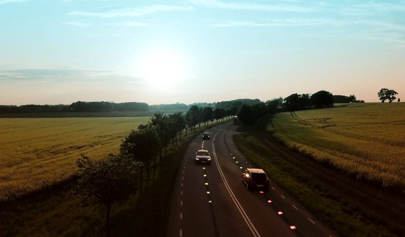 Elonroad inaugura su primer carril de recarga en movimiento en Suecia con capacidad de hasta 300 kW