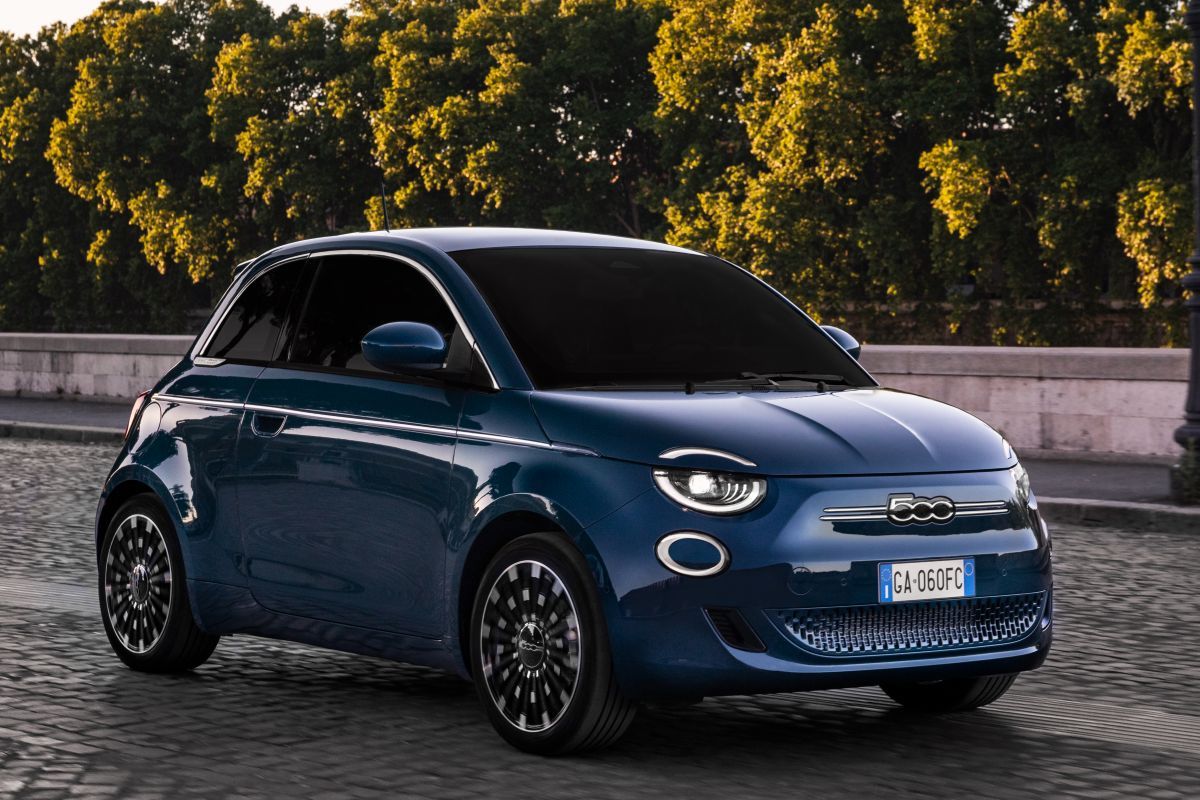 FIAT planea lanzar una versión con tres puertas laterales del 500 eléctrico