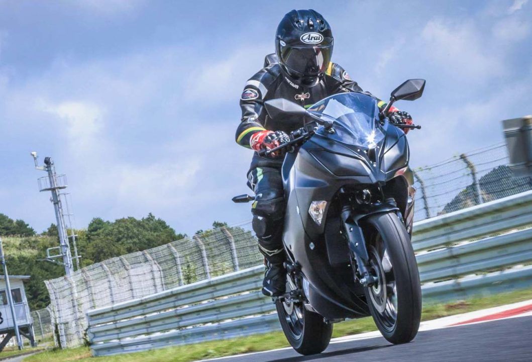 La primera moto eléctrica de Kawasaki contará con cambio manual, y carga rápida