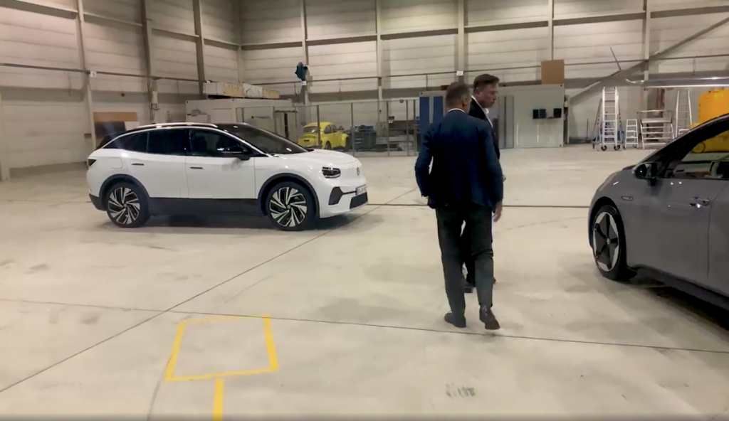 Elon Musk prueba el Volkswagen ID.3 junto al presidente del grupo alemán, Herbert Diess