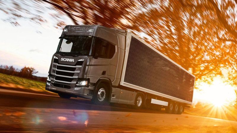 Scania presenta un camión enchufable dotado de paneles solares