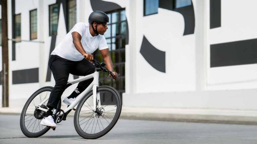 Llega a Europa la Gogoro Eeyo 1s. Una bici eléctrica premium de apenas 10 kilos y 80 km de autonomía