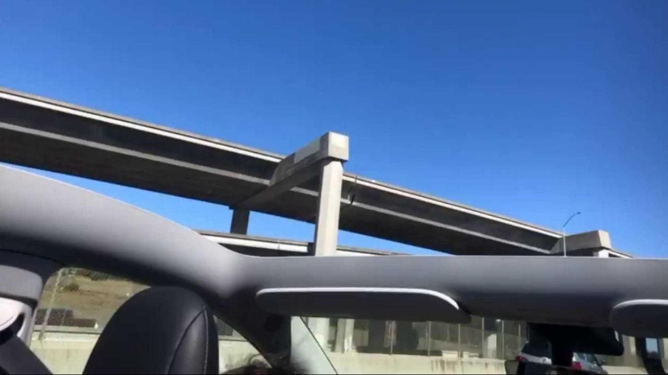 Un Tesla Model Y recién entregado pierde el techo en plena autopista