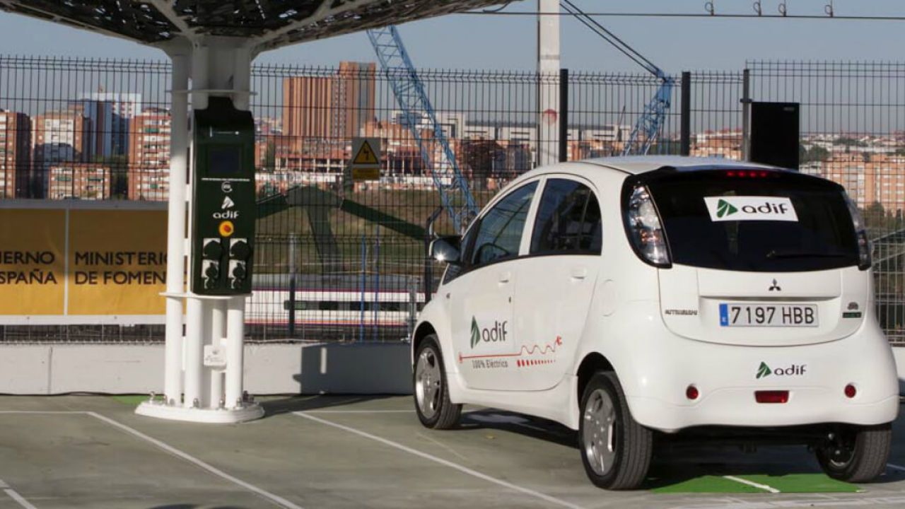 Adif creará una red de 400 estaciones de carga rápida para coches eléctricos por toda España: conoce el proyecto de las "ferrolineras"