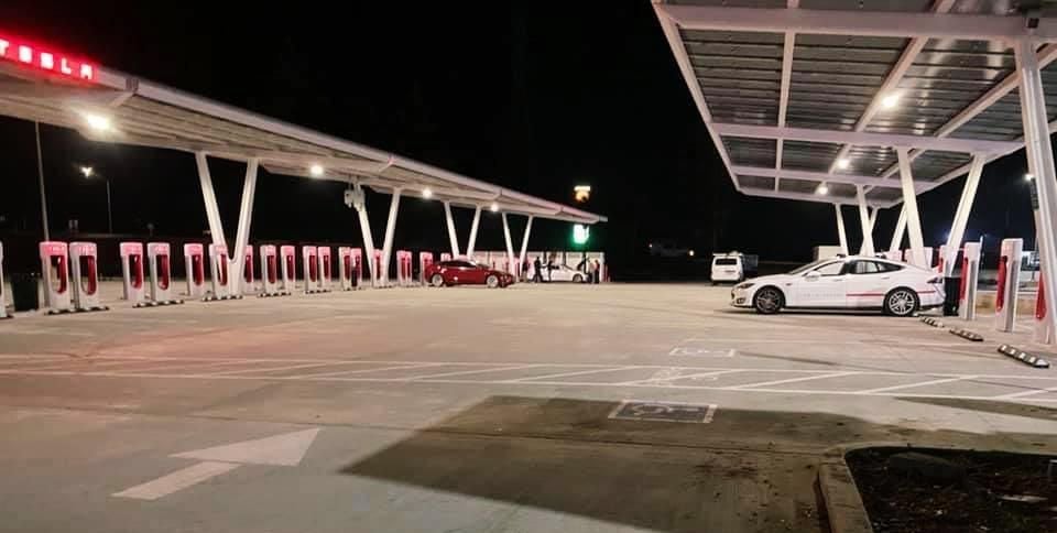 Tesla abre la estación de Supercargadores más grande del mundo con 56 puntos V3