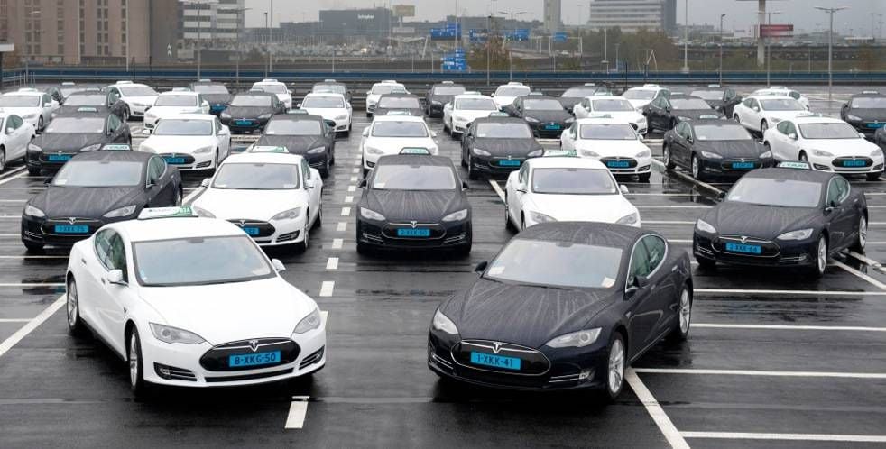 La aventura de la flota de taxis Tesla del aeropuerto de Amsterdam, termina con una demanda al fabricante por los interminables defectos