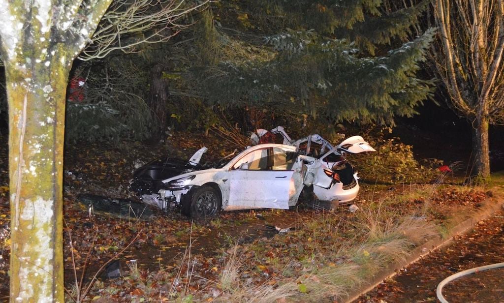 Brutal accidente esparce las baterías de un coche eléctrico Tesla dentro de dos viviendas e incendia una cama