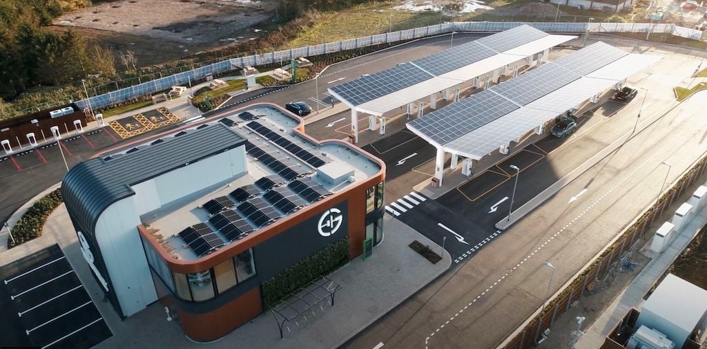 Abre la primera estación de servicio exclusiva para coches eléctricos alimentada por energía solar. (Vídeo)