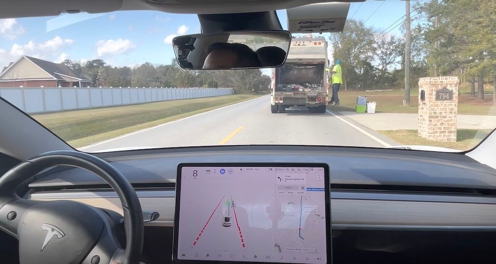 Así reacciona un Tesla autónomo ante el camión de la basura o un giro de 180 grados. El Autopilot aprende rápidamente gracias al FSD beta (Vídeo)