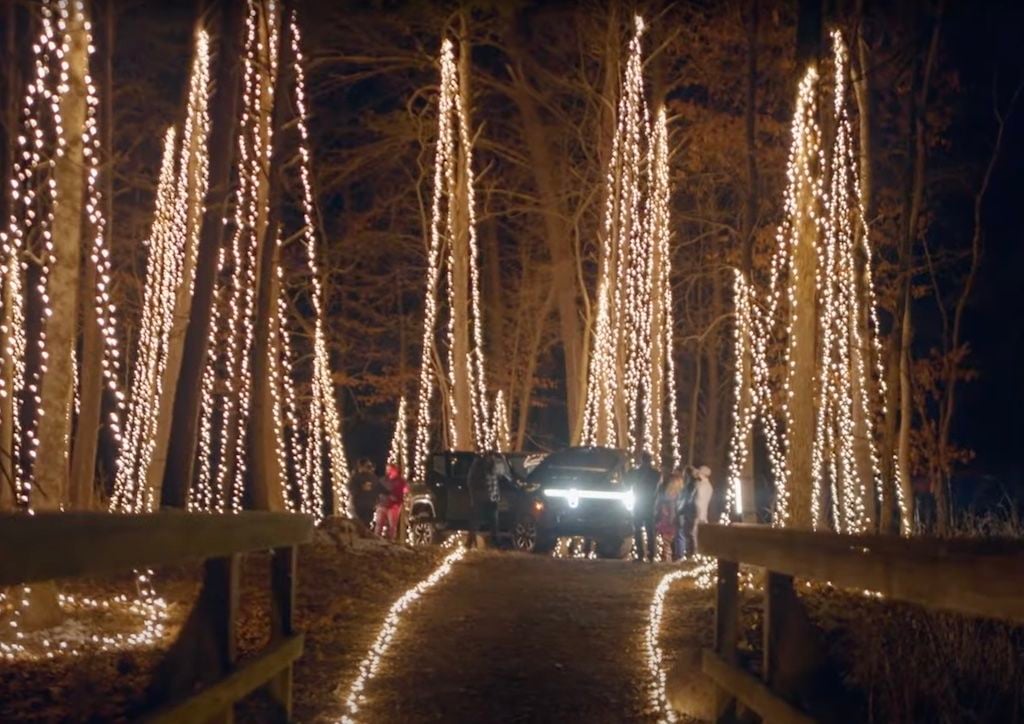 Rivian ilumina un bosque con 20.000 bombillas conectadas a su camioneta R1T para felicitar la Navidad (Vídeo)