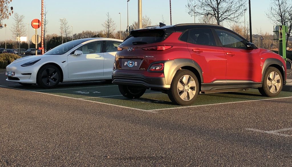 Prueba FCE. Tesla Model 3 vs Hyundai Kona eléctrico ¿Quién gana en eficiencia?