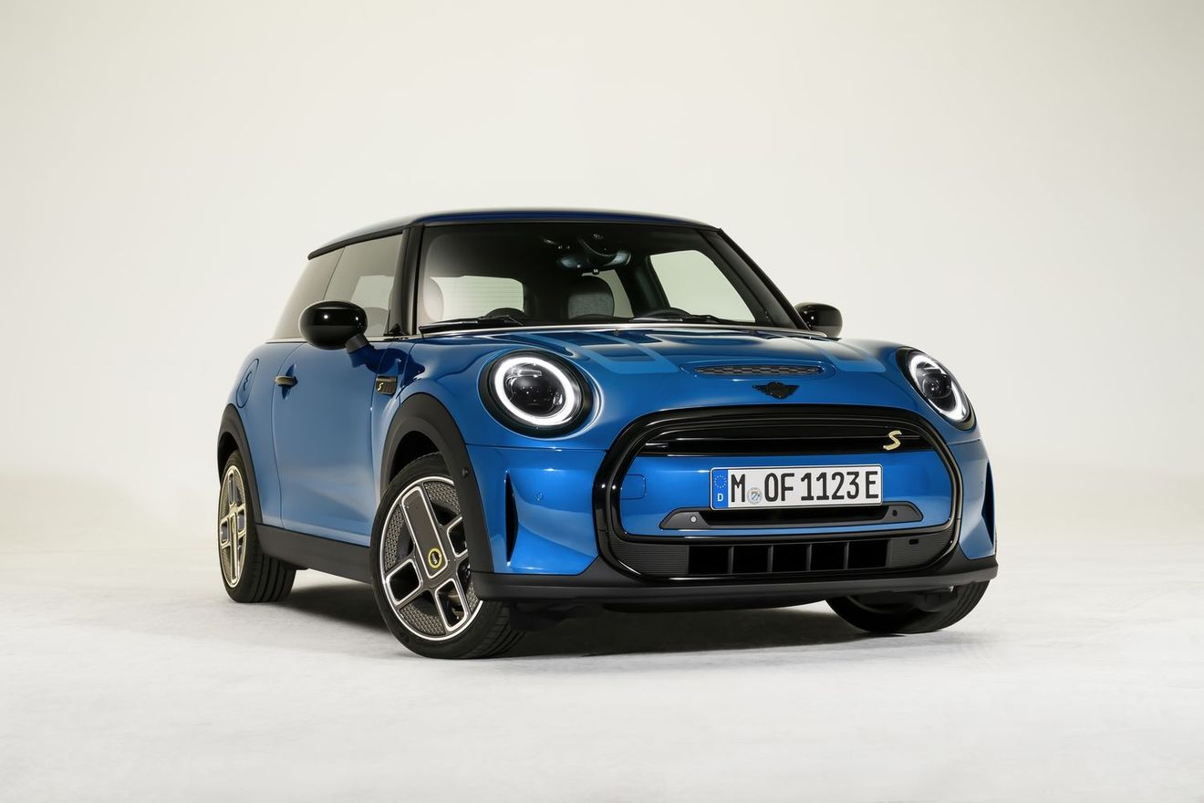 El MINI Cooper SE recibe su primer rediseño, acercando su estética a los MINI térmicos