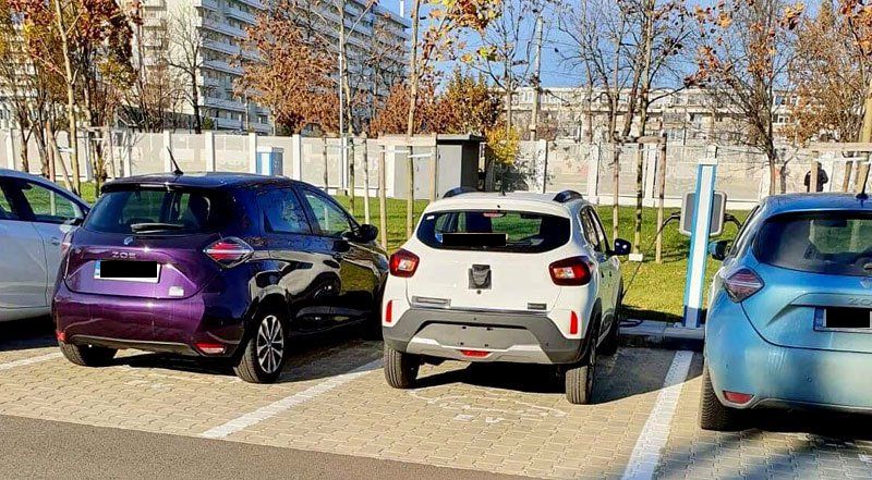 Cazado el Dacia Spring estacionado junto al Renault ZOE