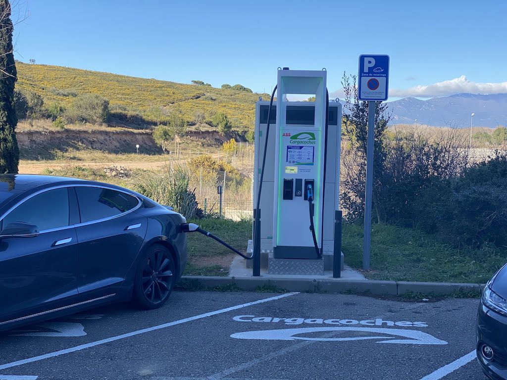 La red de carga crece en España. Cargacoches abre una nueva estación con potencias de hasta 175 kW para recargar en pocos minutos