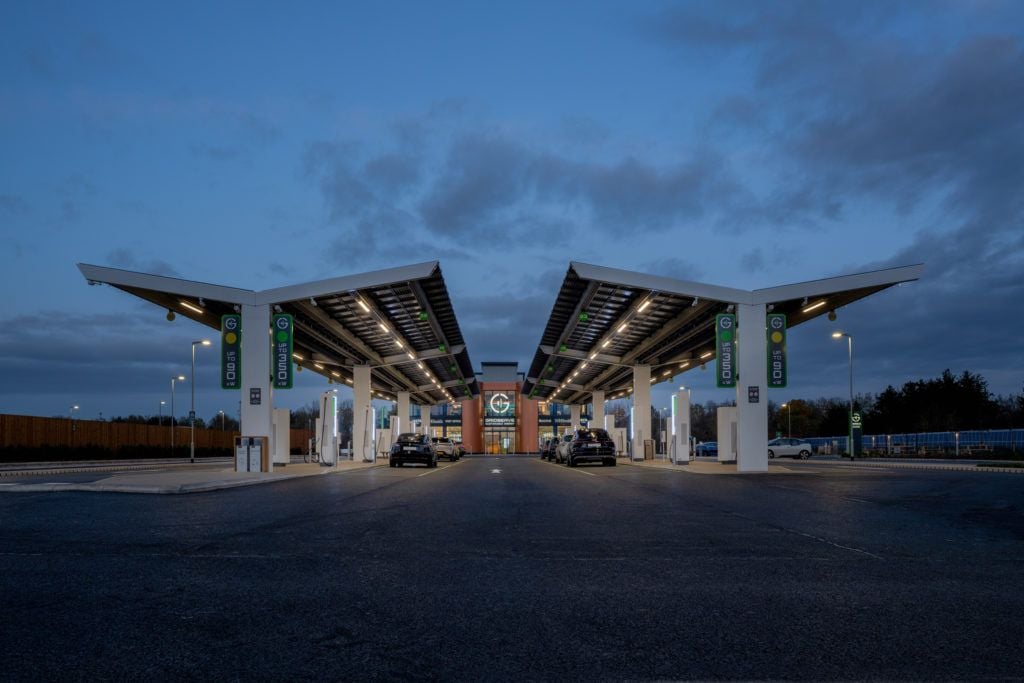 Así es la primera instalación de carga de Gridserve. El futuro de las estaciones de servicio para coches eléctricos