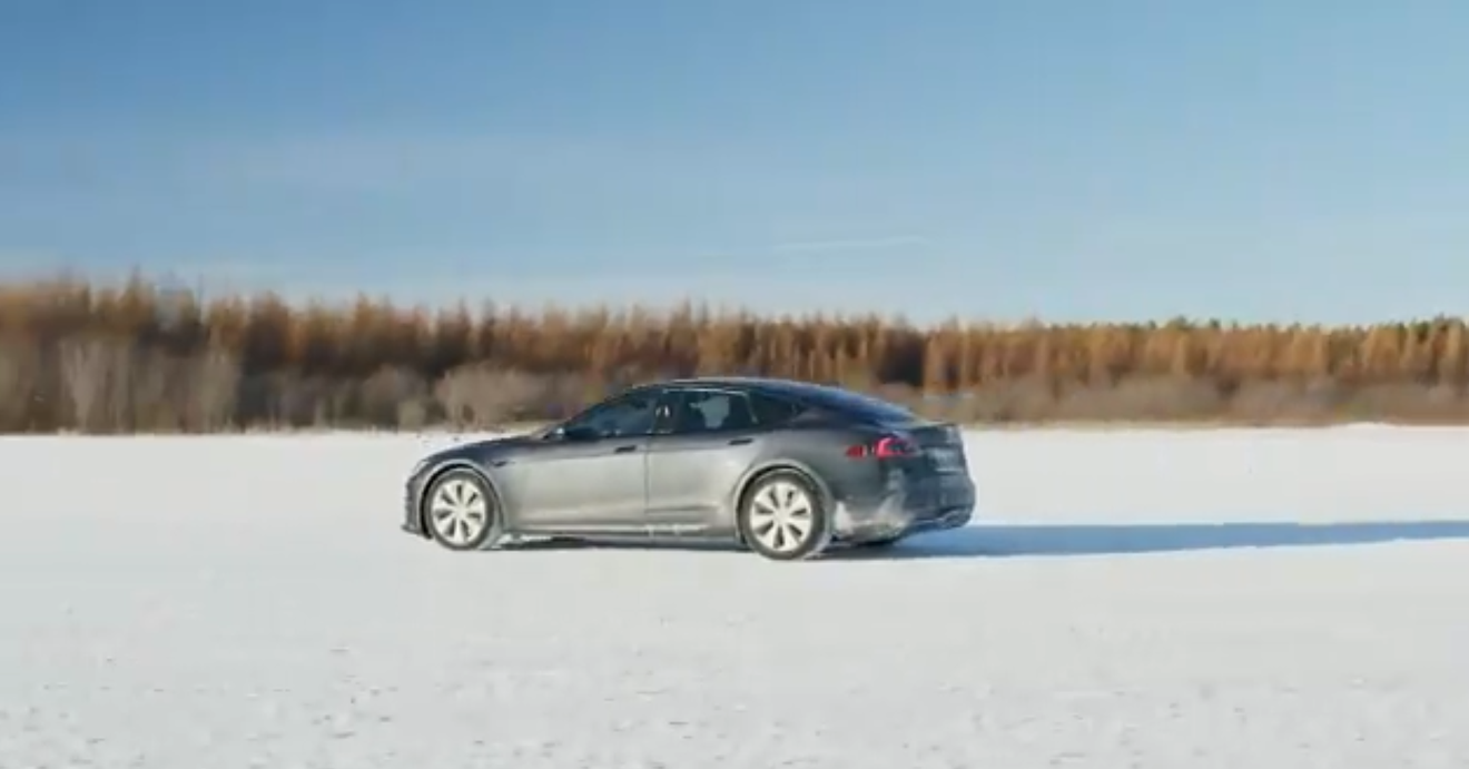 Tesla lanza un nuevo vídeo del Model S Plaid en acción, el cual muestra un volante convencional y una sensacional aceleración sobre nieve