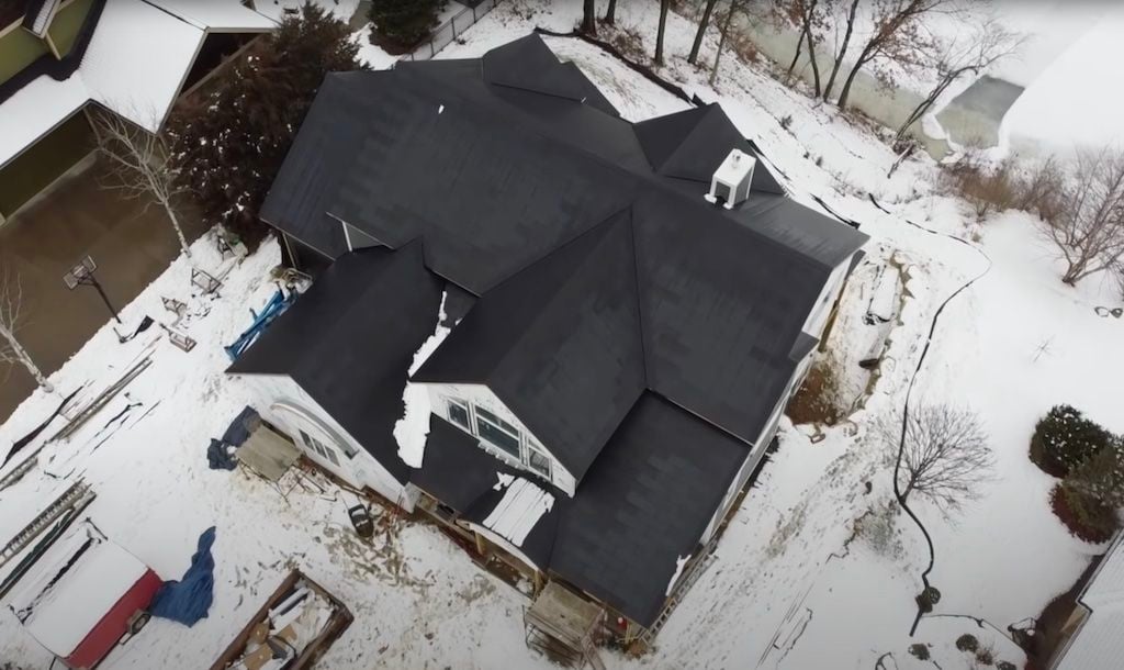 El techo solar de Tesla repele la nieve en plena ola de frío en los Estados Unidos (Vídeo)