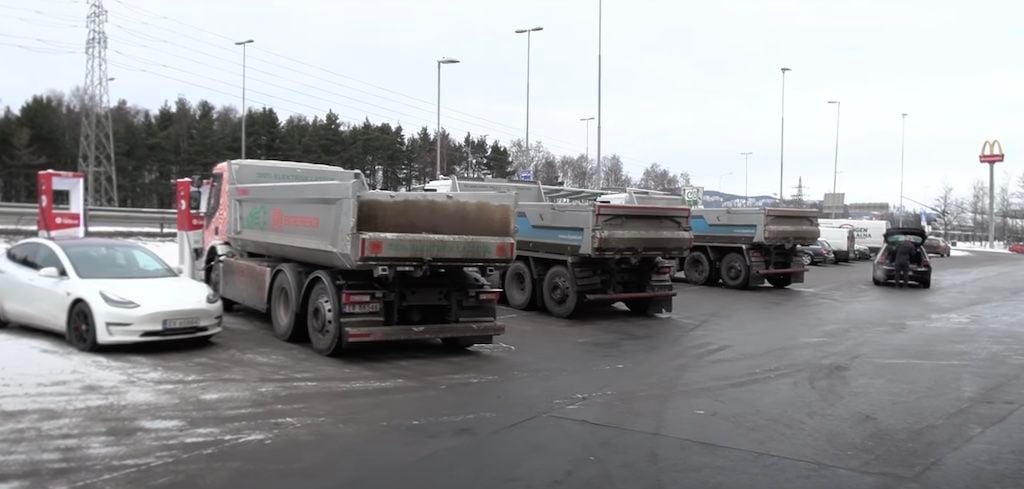 Invasión de camiones eléctricos en una estación de carga. Noruega se adelanta el futuro (Vídeo)