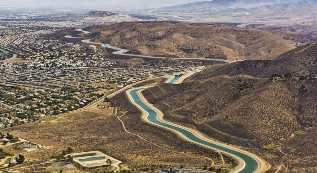 Cubrir los canales con paneles solares puede ahorrar miles de millones de litros de agua