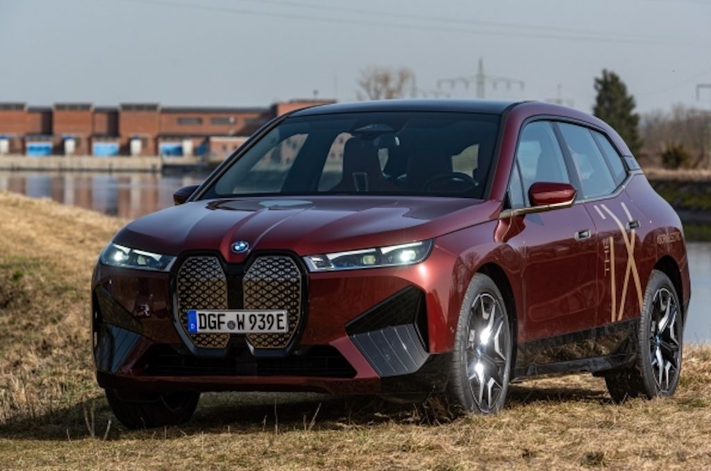 Ejemplo de descarbonización: Los BMW iX y BMW i4 serán producidos íntegramente usando energía hidroeléctrica