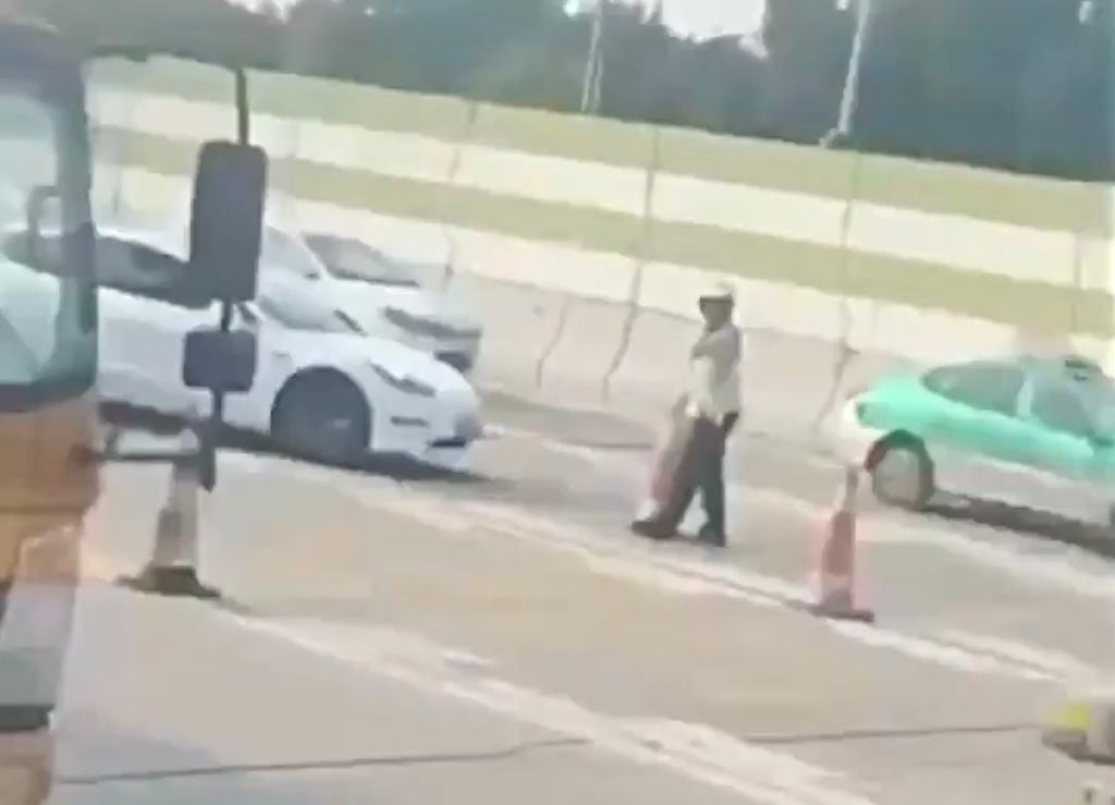 Tras un accidente, en China la policía prohibe a los Tesla circular por la autopista (vídeo)(Actualizado)