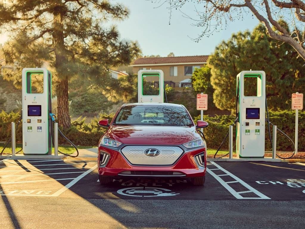 Electrify America vuela y ya cuenta con 600 estaciones, mientras IONITY se estanca con solo 340