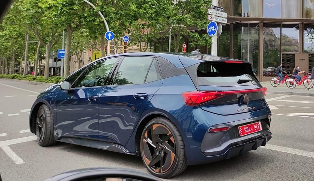 Pillamos al CUPRA Born circulando por las calles de Barcelona. ¿Cómo es al natural el nuevo coche eléctrico de SEAT?