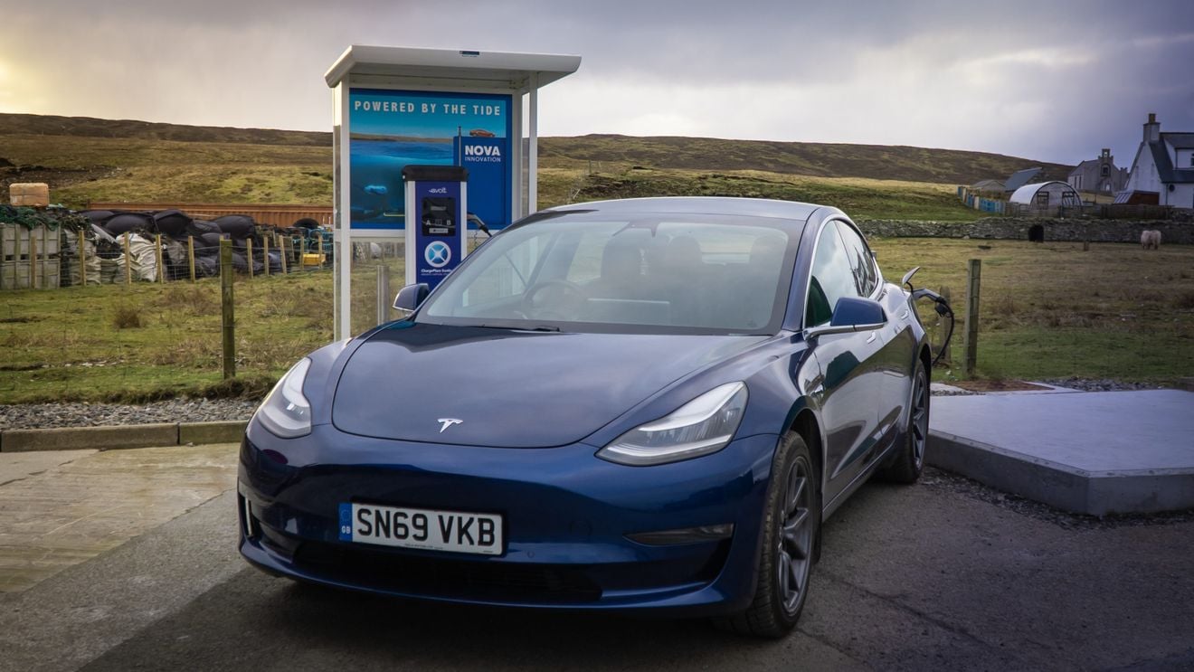 Directo del mar a las ruedas. Así se recargan los coches eléctricos en estas islas de Escocia