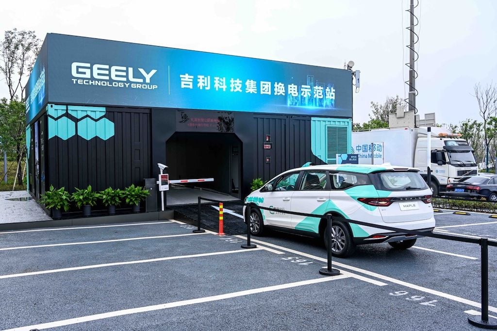 Se acabó la espera. De 0 al 100% de batería en 60 segundos, así es el nuevo coche eléctrico barato de Geely con cambio de batería