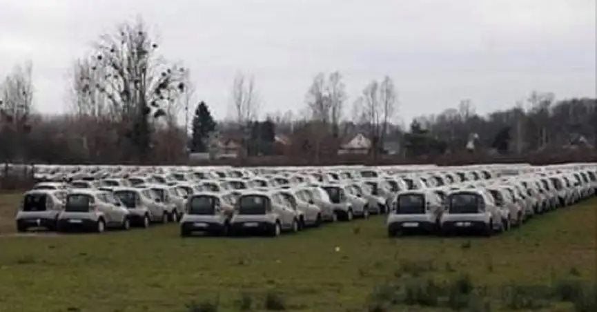 Miles de coches eléctricos abandonados en un descampado de Francia alarman a los vecinos