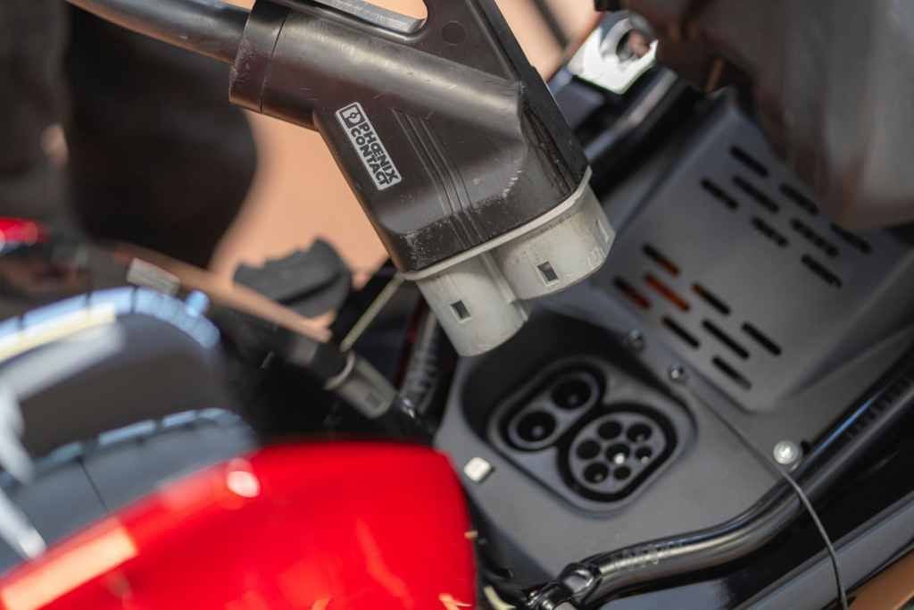 Energica se propone llevar la carga ultrarrápida a las motos eléctricas. Un 85% en 15 minutos