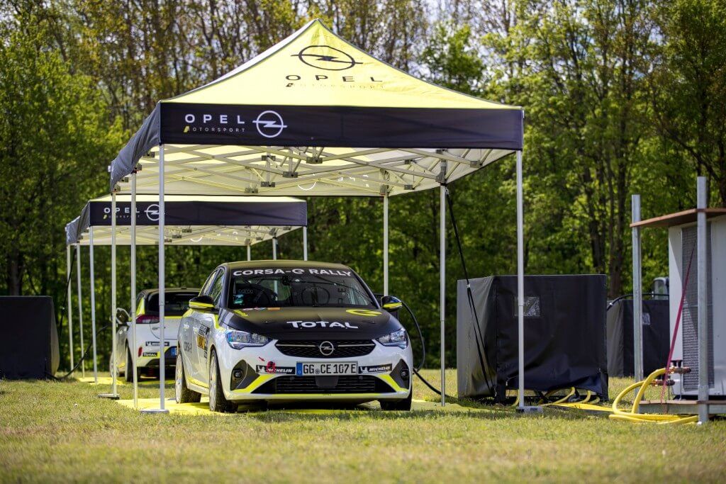 ¿Cómo se carga un coche eléctrico durante un rally? Conoce el parque cerrado de la Opel e-Rally Cup