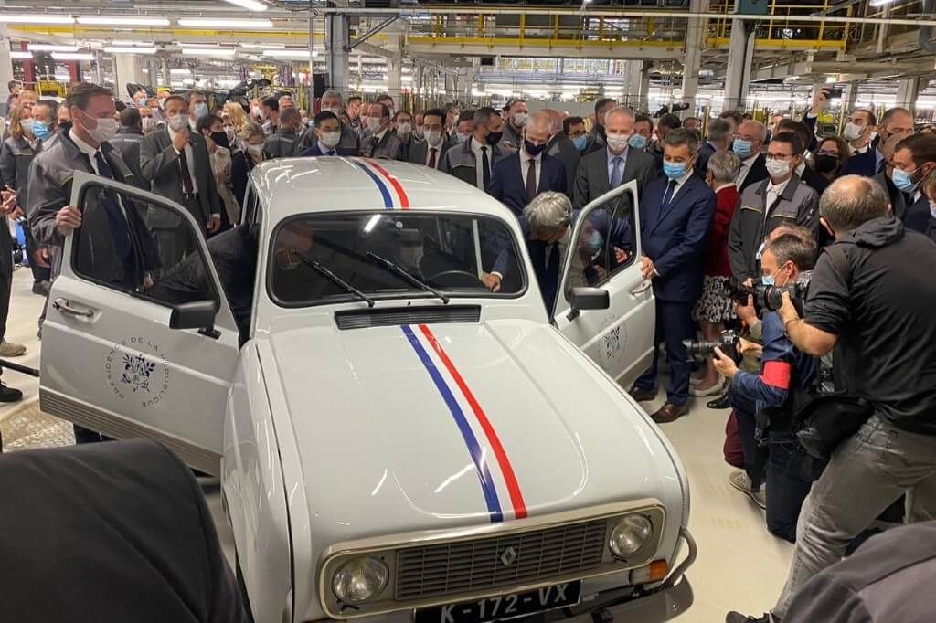 Renault regala al presidente francés Emmanuel Macron un clásico «4 Latas» transformado en eléctrico