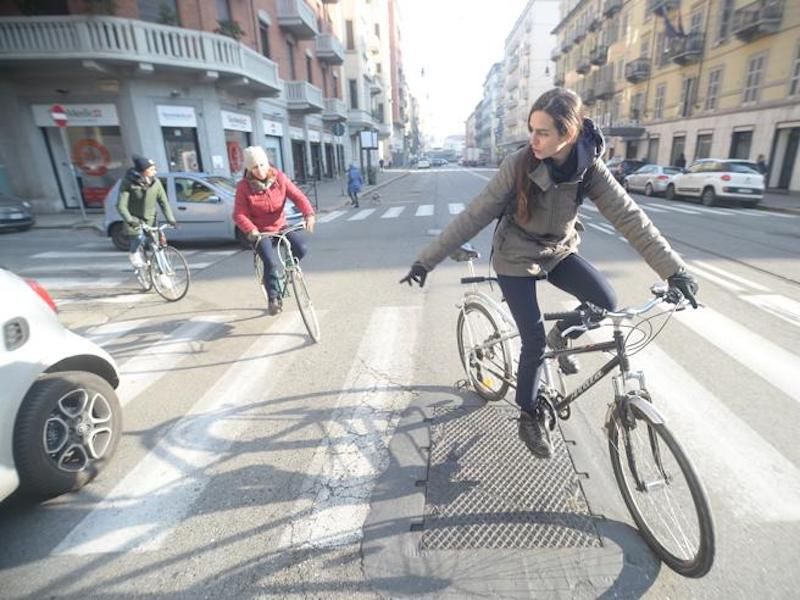 Francia dará 1.500 euros a los que cambien su coche diésel o gasolina por una bicicleta eléctrica