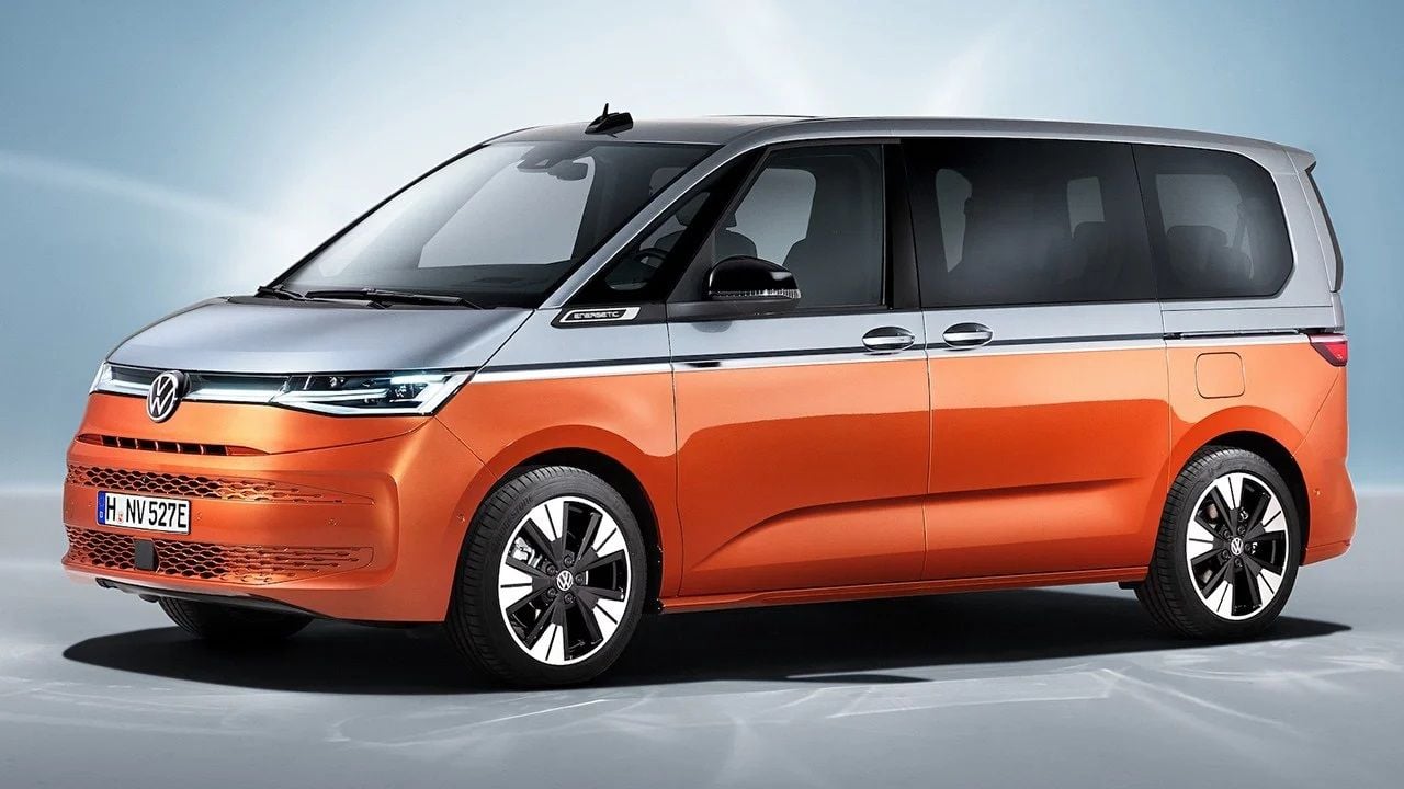 Volkswagen presenta la nueva Multivan, una furgoneta híbrida enchufable que tendrá la competencia en casa: convivirá con la ID. Buzz 100% eléctrica