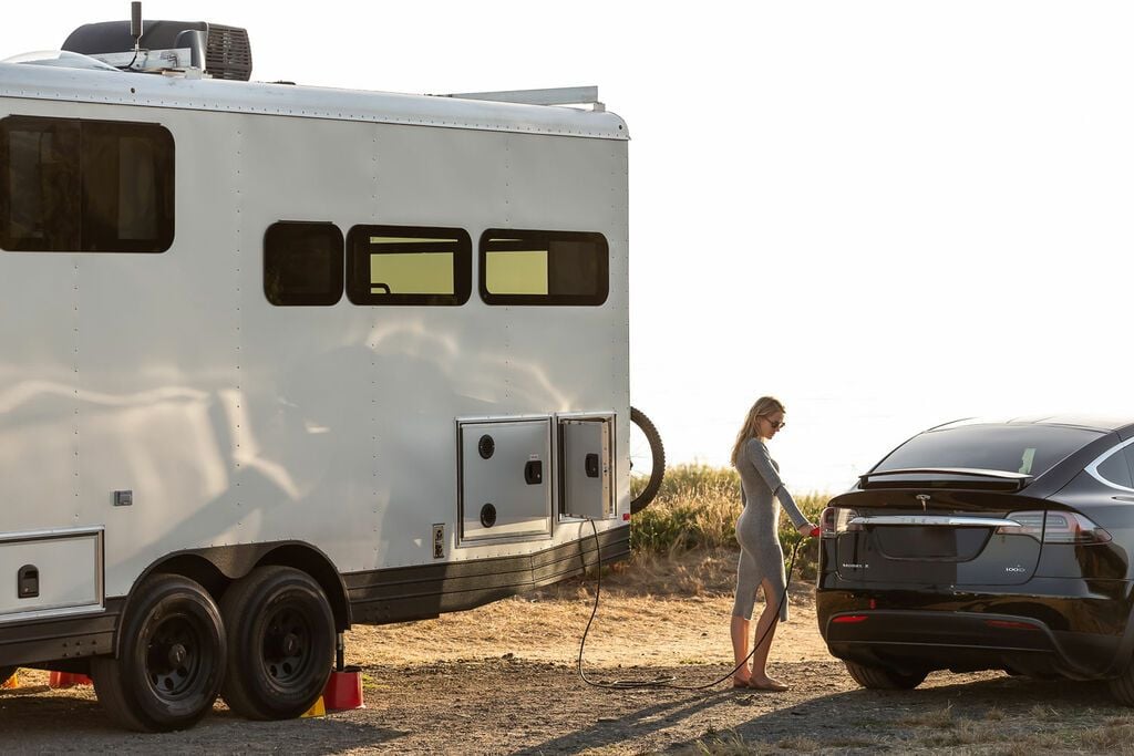 2022 Living Vehicle, una casa rodante de lujo que puede vivir del sol y hasta cargar coches eléctricos