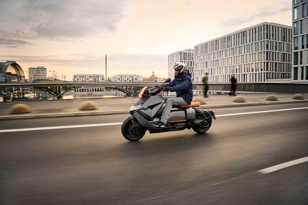 Así es el BMW CE 04. Un espectacular scooter eléctrico que decepciona por su baja autonomía