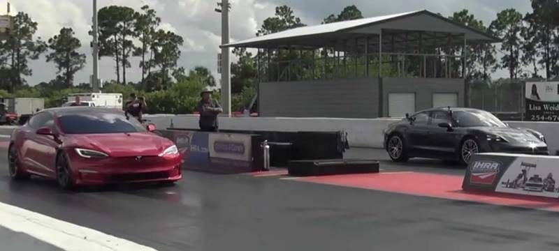 El dueño de un Porsche Taycan Turbo S se enfrenta al Tesla Model S Plaid en una drag race, y decide allí mismo comprarse un Tesla