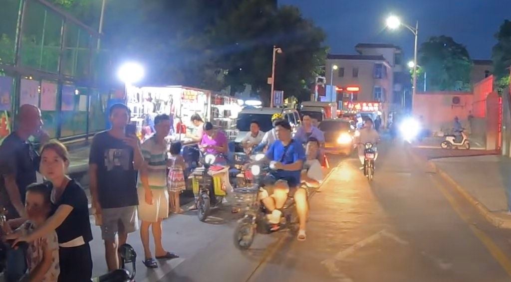 Personas, motos, patinetes y hasta vehículos en dirección contraria. Nada impide a este coche autónomo sin conductor llegar a su destino