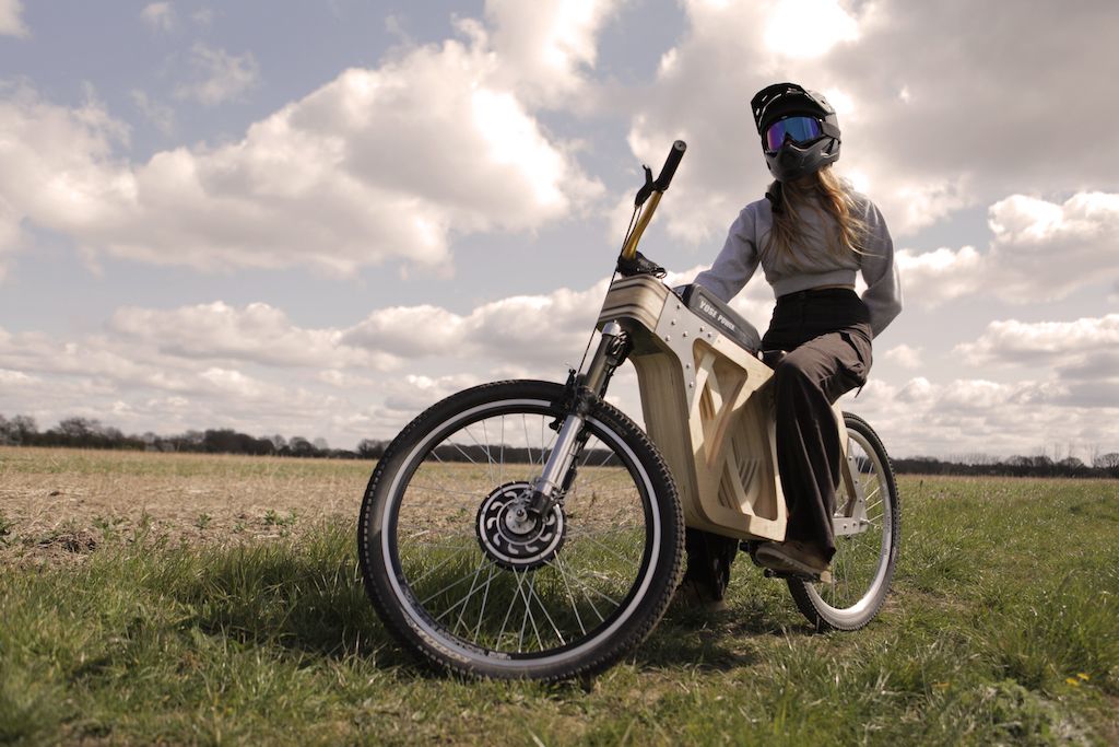 Esta carpintera ha hecho realidad una impresionante bicicleta eléctrica de madera (vídeo)