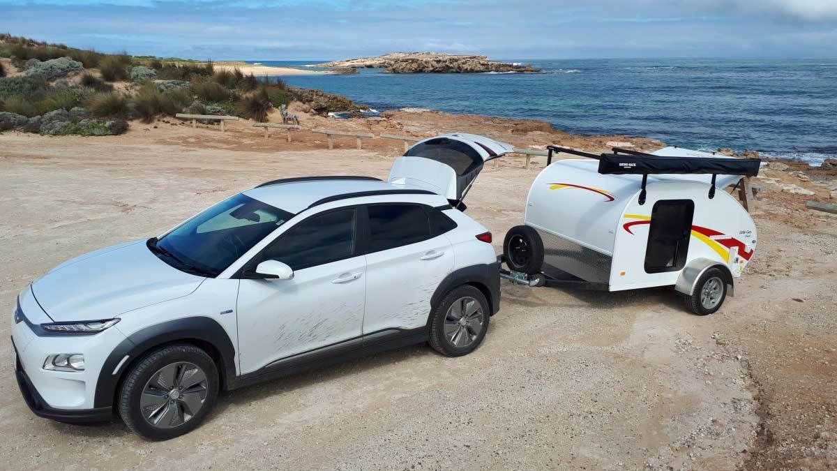 El Hyundai Kona eléctrico supera un viaje de 10.000 km por Australia tirando de un remolque camper