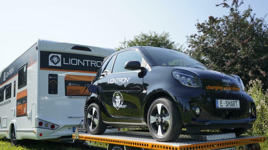 Liontron presenta una autocaravana que recarga el smart eléctrico en el remolque