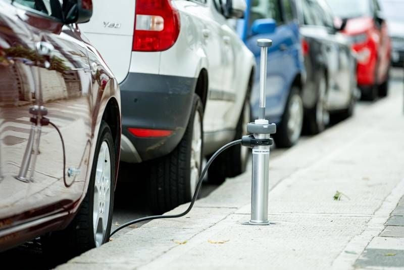 Se ponen en marcha los primeros puntos de recarga retráctiles para coches eléctricos como solución para los que no tienen plaza de garaje