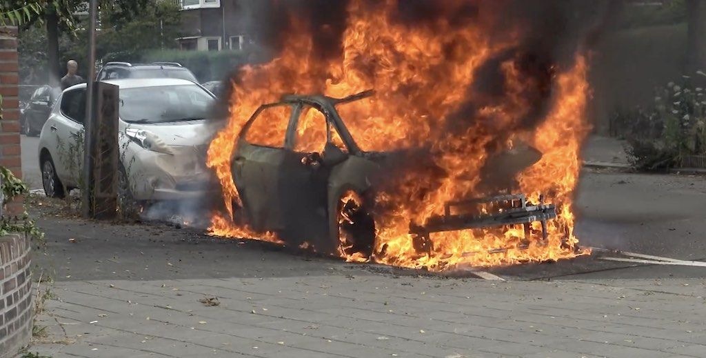 Tras desconectar el cable de carga este Volkswagen ID.3 se ha incendiado en Holanda (vídeo)