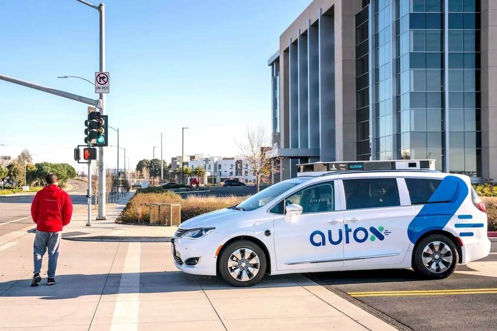 Coche autónomo sin conductor respondiendo a adversidades