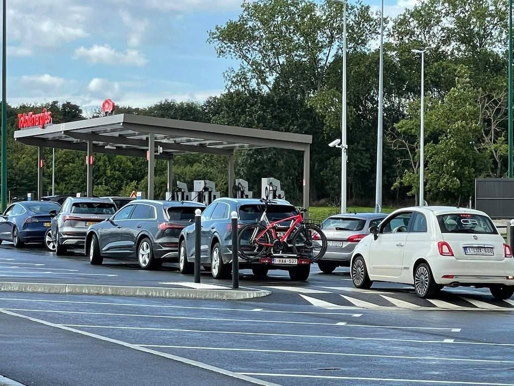 La red de carga del coche eléctrico. Un verano con puntos fuera de servicio o largas colas para recargar