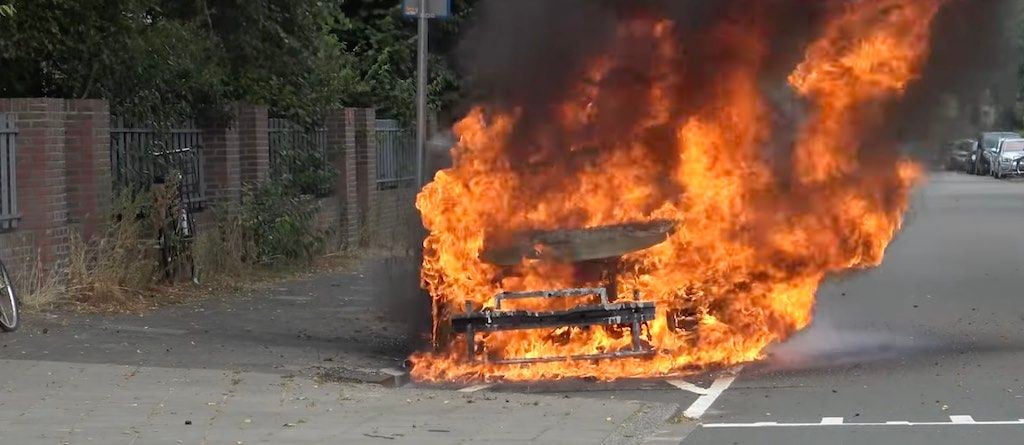 Entre incendios y revisiones la transición al coche eléctrico le está saliendo muy cara a la industria tradicional del automóvil