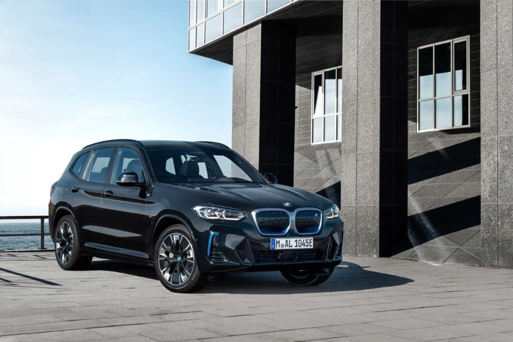 El BMW iX3 recibe su primer restyling y baja de precio