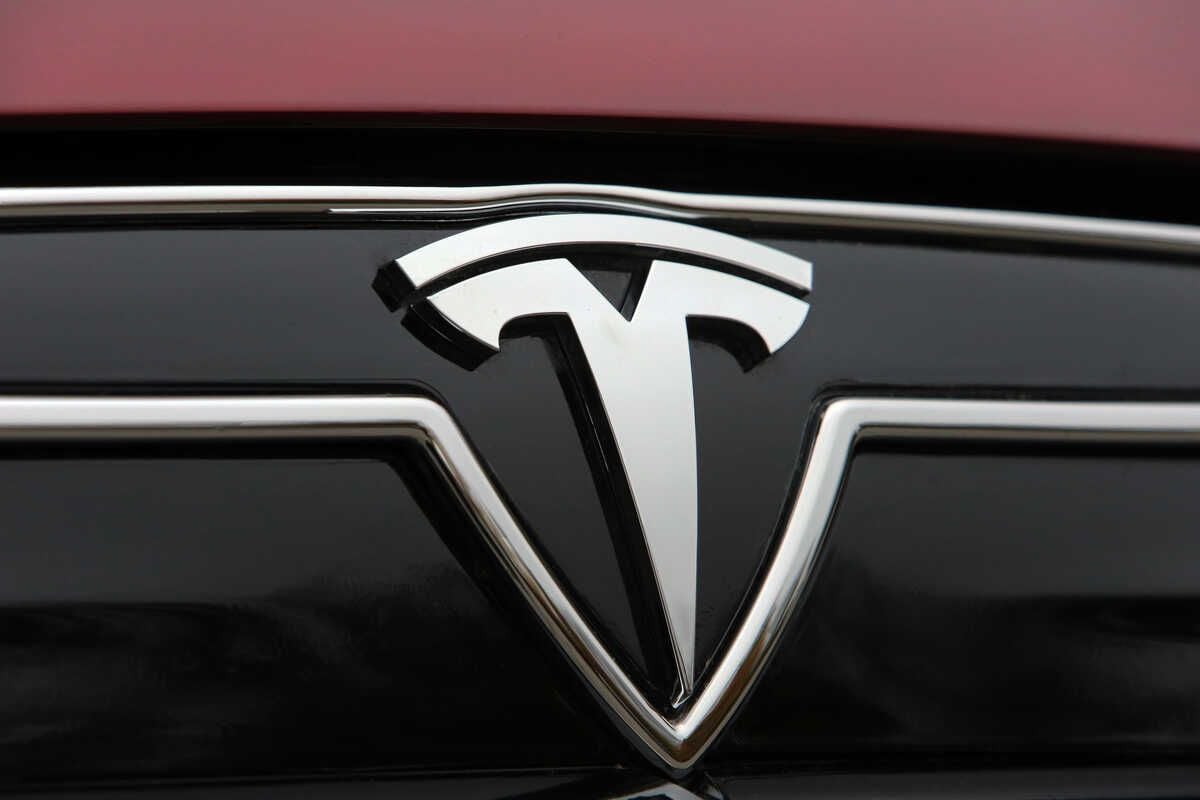 Tesla se asegura el suministro de grafito sorteando a China